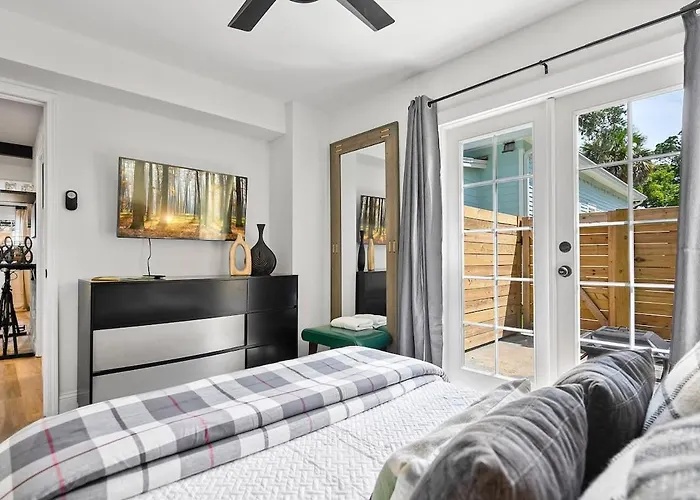 Hidden Lighthouse Bungalow Renovated 2 Beds Dogs Ok